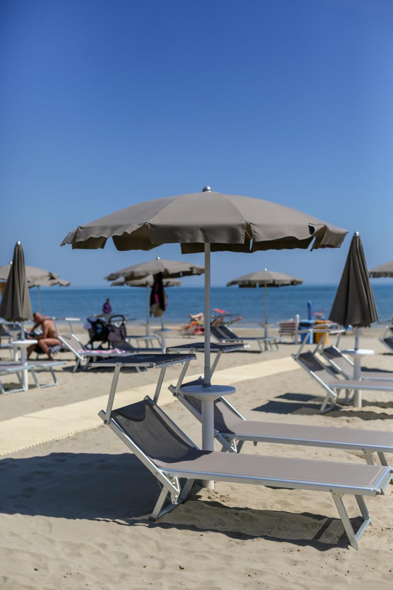 Hotel Commodore Cervia Exterior foto